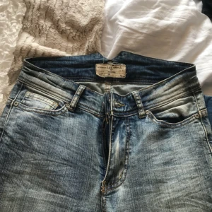  - Supersnygga jeans från i dig denim. Använda en gång. Jag har klippt upp de lite längst ner som ni ser på ena bilden. Storlek 26. Modell Arizona 