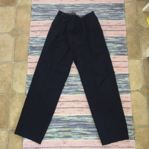  - Byxor i märket Gant, köpta second hand. Sjukt snygga i benen på mig som har strl XS/S, men för stora i midjan. Skulle nog passa M med ett skräp, och L/XL perfekt i midjan! 