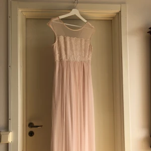  - Helt oanvänd klänning ifrån vila med tyll och mesh, v-ringad bak i ryggen. Spets vid slutet av klänningen. Så himla fin! Perfekt för bröllop eller bal! Hör av er om ni undrar något💗