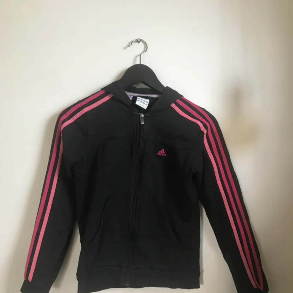 Fin adidas hoodie/kofta! Endast swish! Frakt:30, köpare står för frakt. Hoodies.