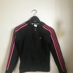  - Fin adidas hoodie/kofta! Endast swish! Frakt:30, köpare står för frakt