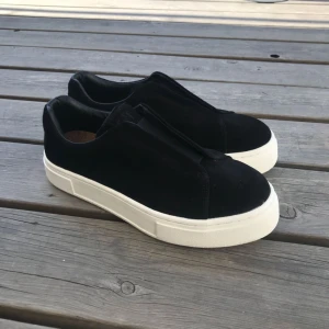  - Säljer mina helt nya svarta Eytys i storlek 40 och modellen doja so suede. Säljs pga att de är lite för stora för mig som är en 39a vanligtvis. Nypris: 1800kr, Dustbag och kartong medkommer