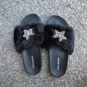  - Svarta Steve madden tofflor i storlek 40 men skulle mer säga 39 för de är små i storleken, använda 1 gång. Bra skick