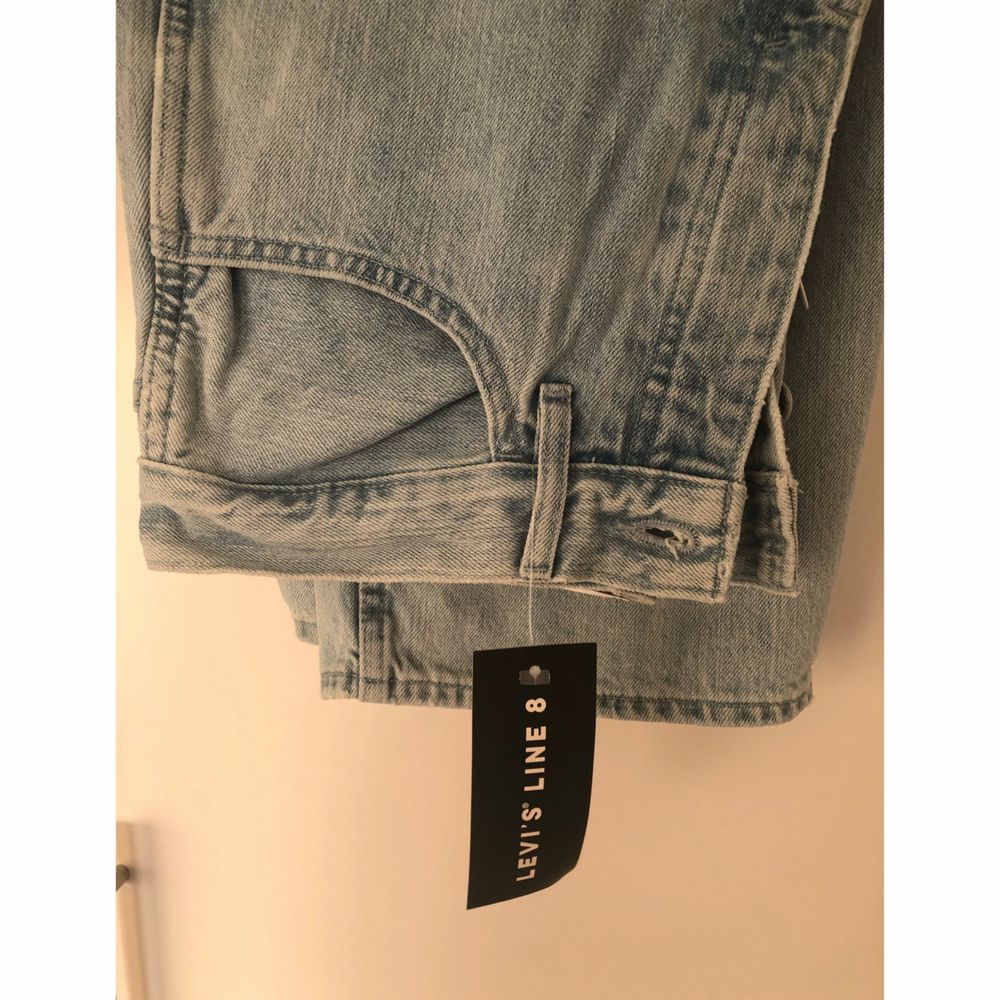 Oanvända jeans från Levi’s Line 8 i ljusblå tvätt. Storlek 27. Kan mötas upp i Uppsala eller skickas mot frakt.. Jeans & Byxor.