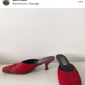  - Fantastiska röda mules med taxklack i rött pony hår, köpta second hand men inga tecken på användning, storlek 37