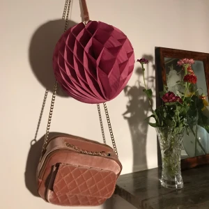  - Superfin sammetsväska från Pull&Bear. Köparen står för frakten.