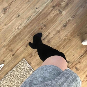  - Lårhöga stövlar från Nelly! Använda en gång! 