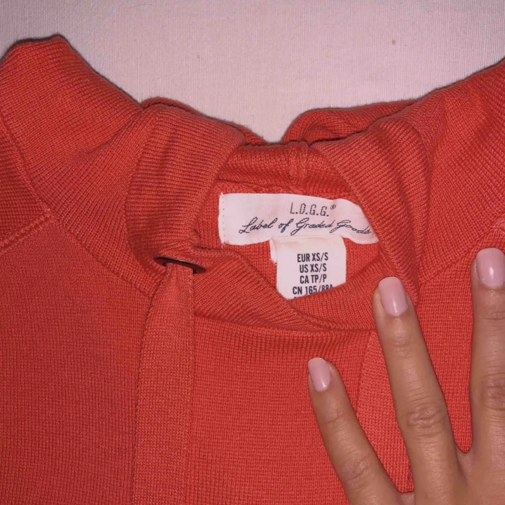 Röd/orange hoodie från H&M men ganska stora ärmar. Så gott som ny! Frakt tillkommer och betalning sker via swish! (Mer info om frakt finns i beskrivningen). Hoodies.