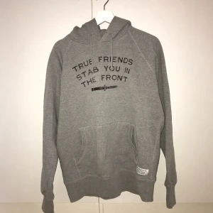  - en hoodie från bring me the horizon’s merch, knappt använd, köparen står för frakt! 🌹
