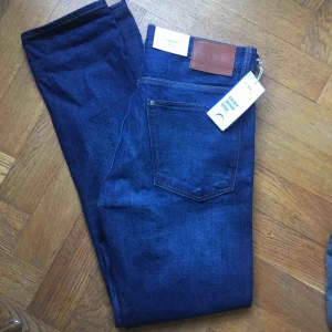  - Helt nya raka jeans från h&m. Aldrig använda pga fel storlek och inget kvitto kvar. Snygg färg och klassisk modell 