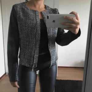  - En super snygg jacka, men skinn ärmar. Storlek S men passar XS med. Har gått sönder där bak men har sytt igen den & det är inte något man ser