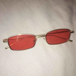  - Röda glajjer 😎 50 kr inklusive frakt Mest stylish, inte mycket till skydd lol