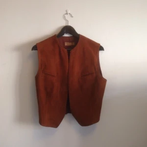 Mocka väst från pub, köpt vintage. I bra skick och super fin! Passar storlek S/M  - Mocka väst från pub, köpt vintage. I bra skick och super fin! Passar storlek S/M 