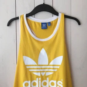  - Sjukt snyggt Adidaslinne, använt typ 3 gånger! Färgen är sådär fint brandgul. Perfekt till sensommaren men även hösten, instoppad i ett par jeans med en kofta över.