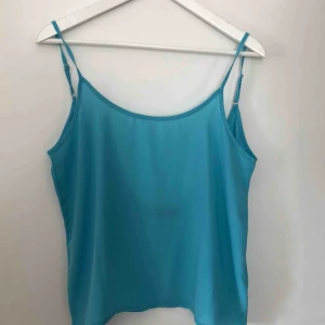  - Linne med djup rygg från Bik Bok. Aldrig använt 