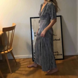  - Randig byxdress i tunt skönt material som säljs pga för mycket kläder haha. Obs, ej genomskinlig! 🦓🦓