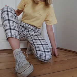 Rutiga byxor - Helt oanvända rutiga byxor från Stradivarius. Passar flera storlekar i midjan då det är resår. Längden på benen passar mig som är 166 cm (de ser kortare ut på bilderna än vad de egentligen är). De har fickor och är ej genomskinliga