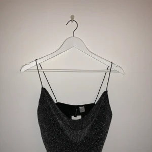  - Helt oanvänd glittertopp från H&M🌸 Köparen står för eventuell frakt. Hör av dig för fler bilder🌸