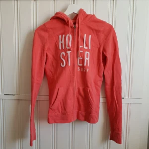  - Fin hoodie i korall färg. Något nopprig i tyget, men annars i fint skick! 70kr+frakt