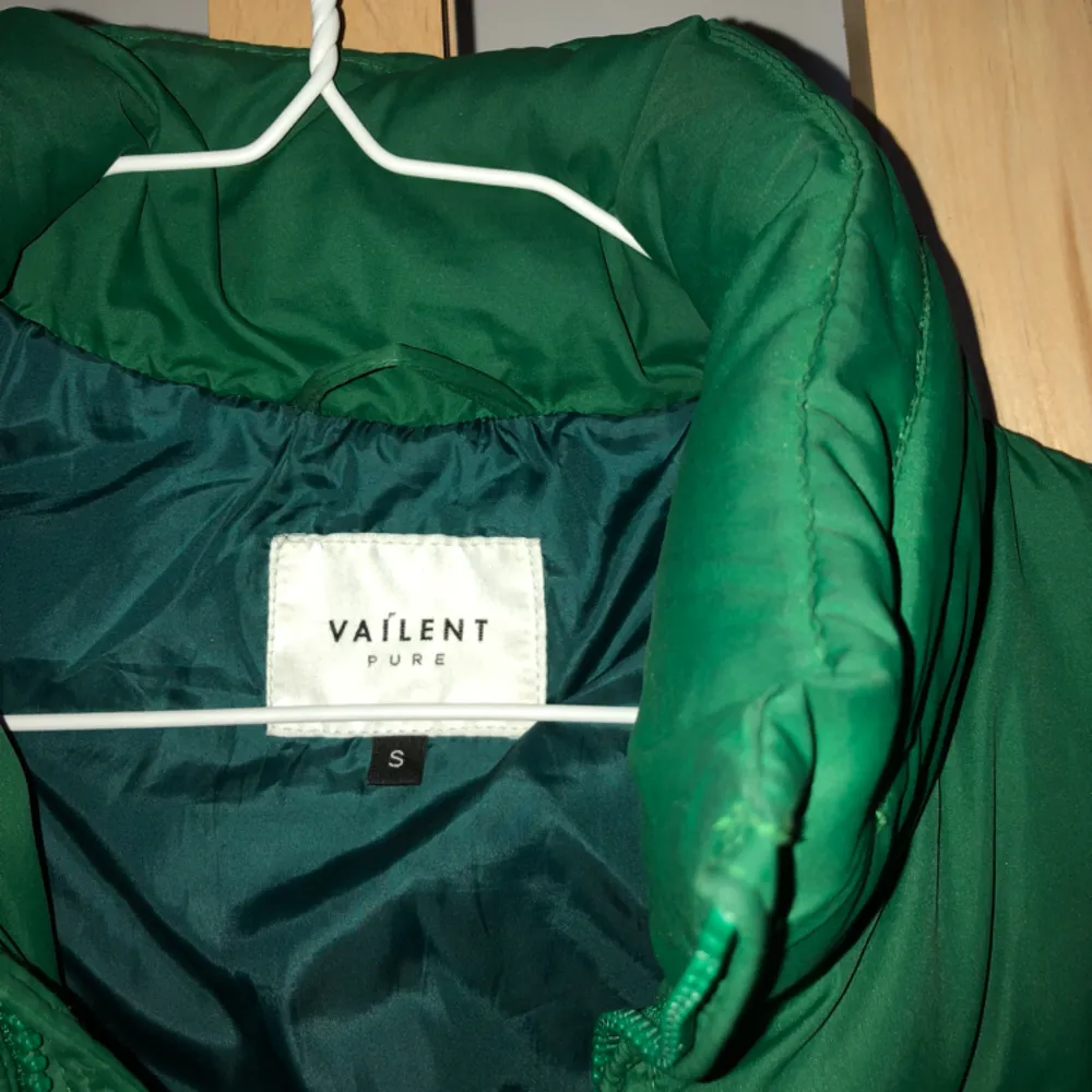 Grön pufferjacket från Vailent pure. Köpt på Carlings December-17. 100% polyester. Väl men varsamt använd jacka, ett skrapmärke på vänster arm, visas på sista bilden. Fraktkostnad tillkommer. Säljs pga: Används inte längre.. Jackor.