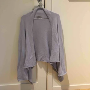  - Ljusblå stickad tröja från Hunkydory. Kan mötas upp i kungsbacka eller posta, köparen står för frakten. 