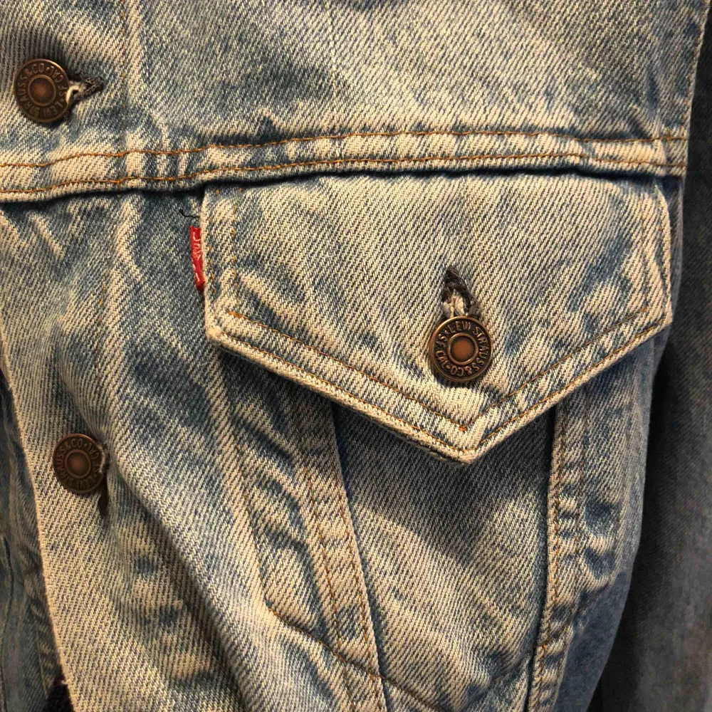 Vintage jeansjacka från levis, något använd av mig men i bra skick, har legat i garderoben senaste åren. Den är ljusblå och inte gulaktig som på bilden, dåligt ljus :))) Buda gärna!. Jackor.