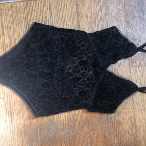  - Oanvänd body från cubus. Står M i den men passar bättre 36 Sammets mönster i tyget och utskärning i ryggen