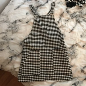  - Pinafore klänning från Topshop. Använd 1-2 gånger, som ny.  Vid frakt är det köparen som står för frakten