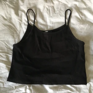  - Svart linne, superanvändbart. Jag kan ha storlek S så denna passar i princip alla? 