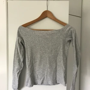  - Super fin, tunn off shoulder tröja från BikBok. I storlek M men sitter som en XS/S, tog en M för längdens skull. 
