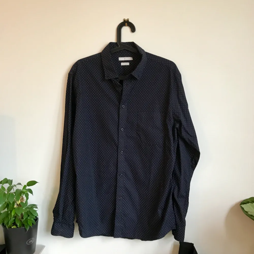 Prickig mörkblå skjorta från Åhléns. Frakt tillkommer. Skjortor.
