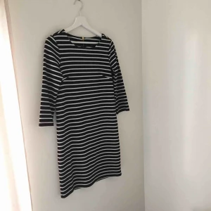  - Klänning från Vila, strl XS. Sparsamt använd. Dragkedja i ryggen. Köparen står för frakten.