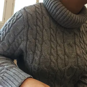 Jätte fin grå stickat tröja med polo💗💗