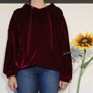  - En snygg tjocktröja från Zara i röd sammet. Otroligt mysig och hänger väldigt snygg på en. Den har en rymlig luva och en stor ficka där fram. Köparen står för frakt :) 