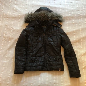  - Jätteskön och varm Timmy Hilfiger jacka. Funkar som höst, vår och vinterjacka. Använd bara ett par gånger, i mycket gott skick. Löstagbar huva. 