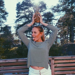  - Blus från Zara i härligt mönster, storlek S. Fraktar eller möts upp i Stockholm.   Har även en orange likadan blus, hör av dig vid intresse. 