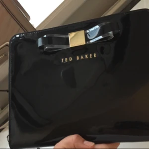  - iPad väska, äkta Ted Baker