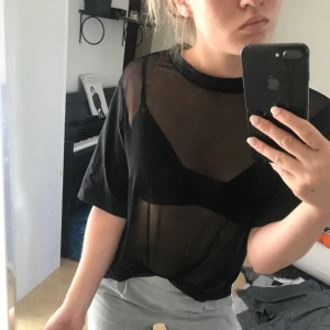  - Transparent t-shirt använd 1-2 gånger. Passar XS-M, då jag använt den som oversized. Möts i Stockholm eller postar :) 🖤