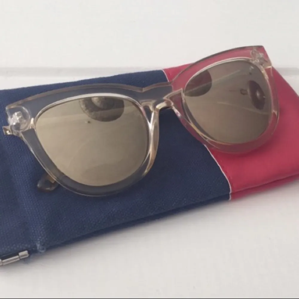 Snygga solglasögon från Le specs. Spegelglas och transparent ram. Fint skick. Kostade ca 800-900kr nya. Accessoarer.