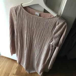  - Fin plisserad klänning från Gina Tricot. Använd en gång.