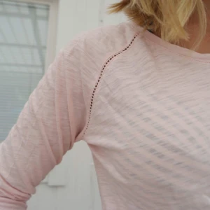  - En långärmad tunn tröja som är i storlek 158/165 men passar en som har XS/S. Glömde ta en bild framifrån men ser ut som den blåa tröjan som är på sista bilden. Jag på bilden är 165 lång och brukar ha XS/S. Frakten är runt 50kr 