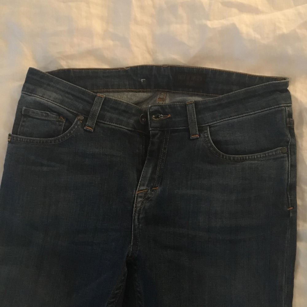Jeans från Tiger of Sweden, använda ca två gånger. Storleken 28/34 men klippte av en bit på benen pga de var för långa. . Jeans & Byxor.