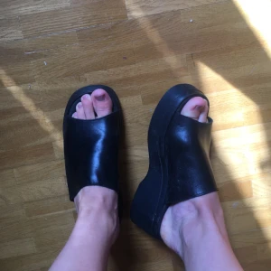  - Snygga retroskor i använt skick. Väldigt sköna på!  Köpare står för frakt. Kan även mötas upp i Oskarshamn/Västervik fram till 25 augusti, därefter i Uppsala/Sthlm. 