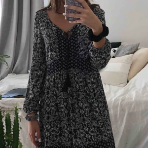  - Superfin klänning från hollister. Klänningen är endast använd en gång, och är i lite tjockare tyg, så man kan även ha den på hösten.