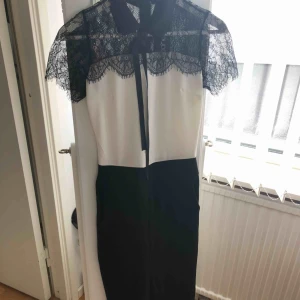  - Skitcool jumpsuit med spets detaljer. Prislappen kvar, alltså aldrig använd pga längd. Pris ink frakt