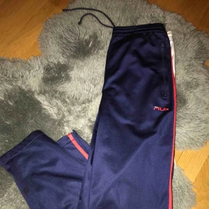  - Säljer ett par fina marinblåa FILA byxor. Använt endast ett fåtal ggr. Älskar dessa men behöver cash (😫😫).  Bra skick.  MÖTS UPP I STOCKHOLM!