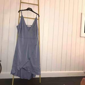 ljusblå ”siden” klänning från LinnAhlborg x NAKD (oanvänd)