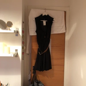  - Står 40 men är som en S. Helt oanvänd klänning. 