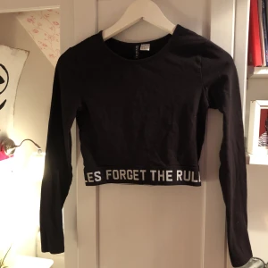  - Skitsnygg magtröja med text!!