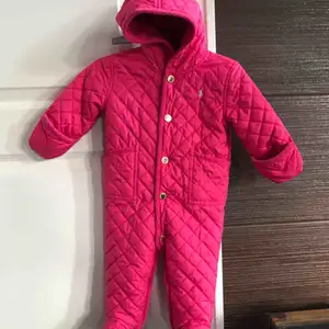 Finaste overallen från Ralph Lauren som är quiltad rosa och med guldknappar. Storleken är 6 månader. Jag tycker den är lite större i storleken. Den har bara kommit till användning en gång för oss och nu är den tyvärr för liten för vår lilla tös.